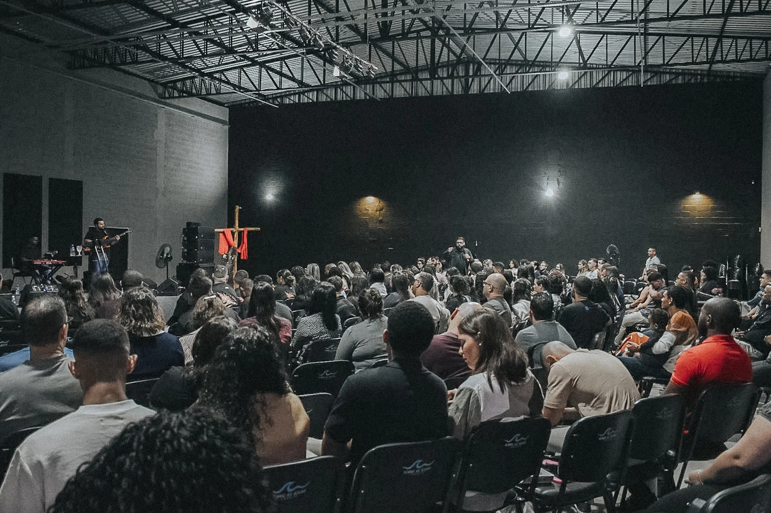 Comunidade reunida na Sobre as Águas