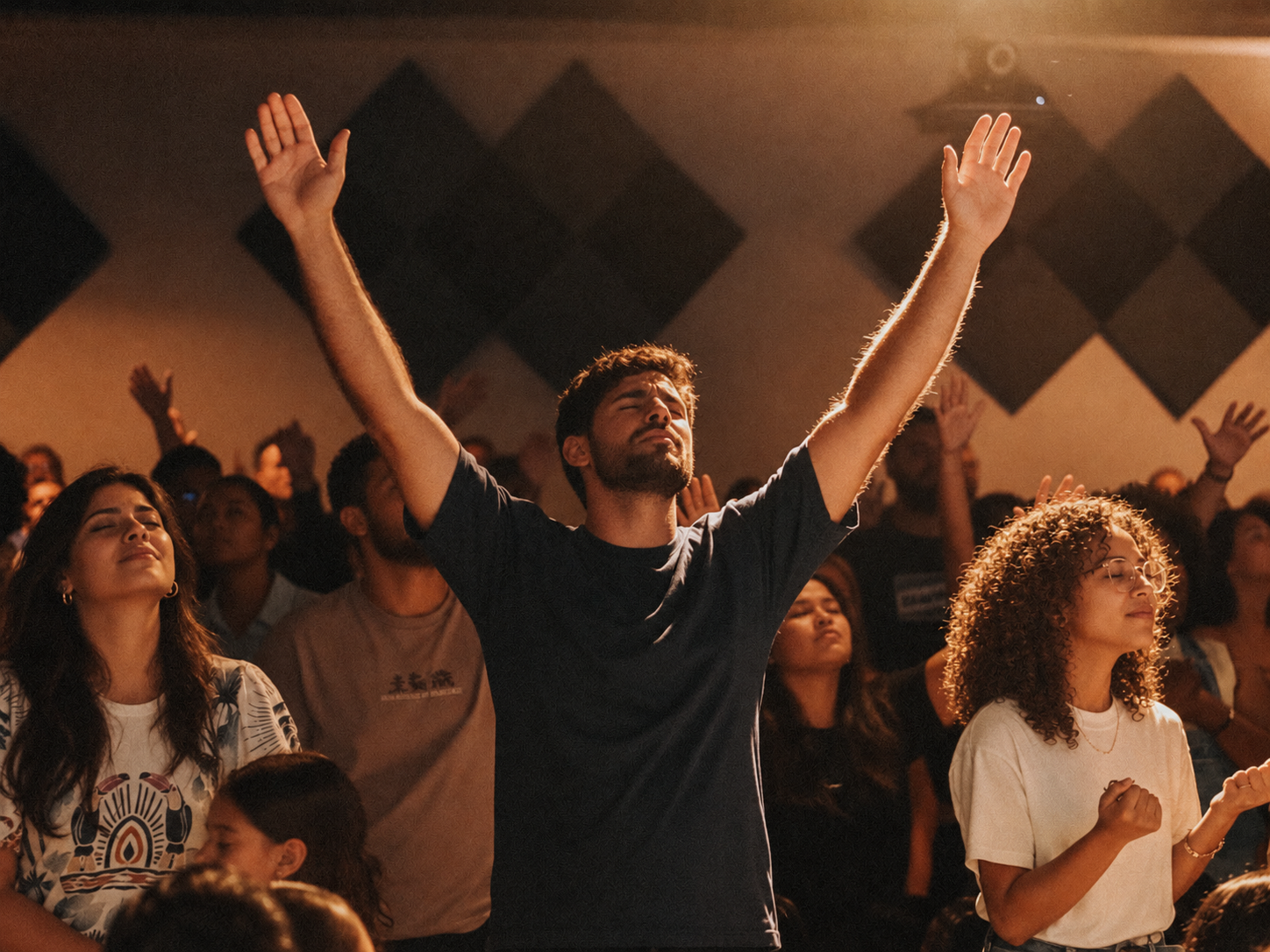 Pessoas reunidas em adoração na Sobre as Águas Church