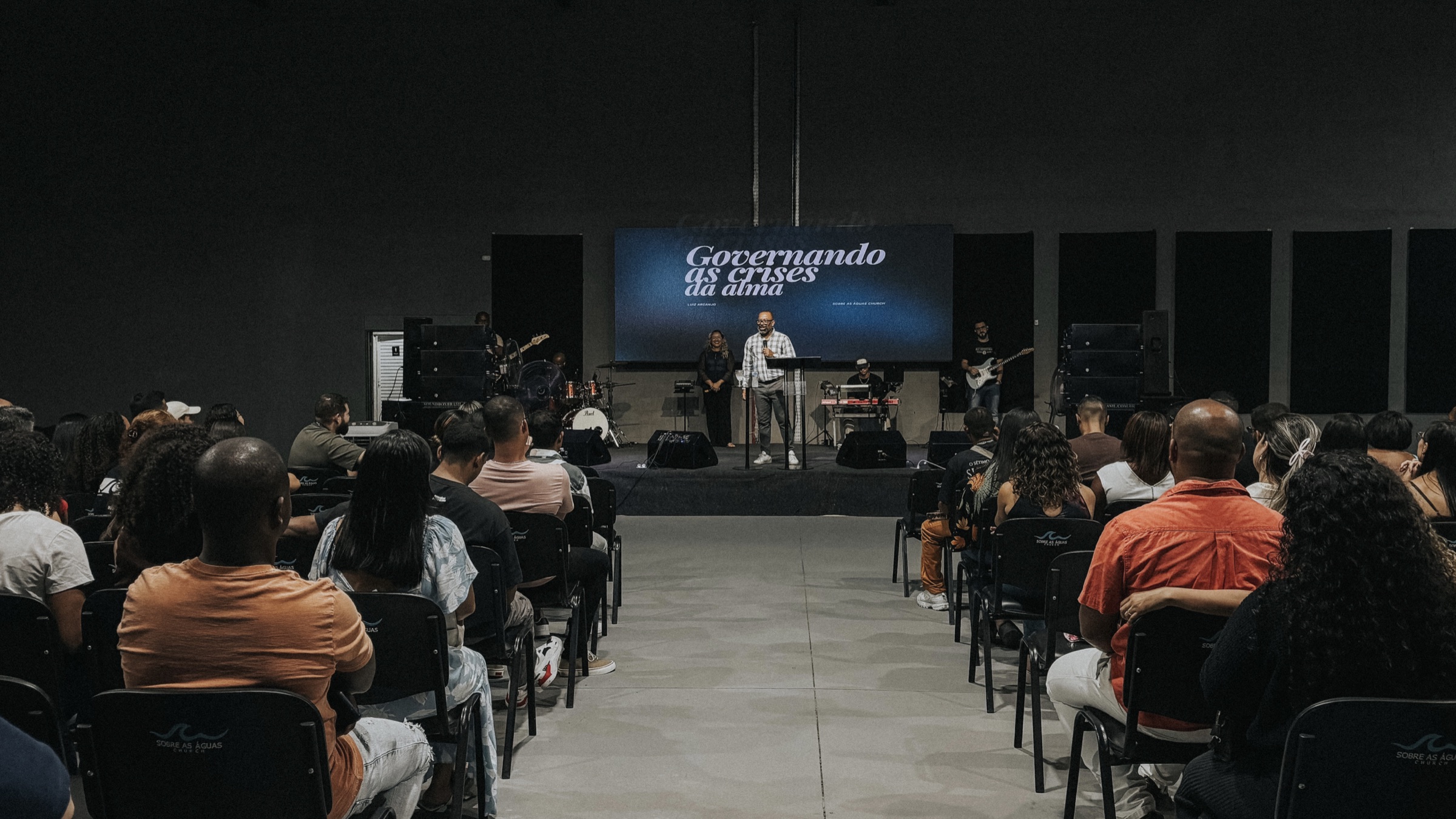 Pessoas participando de um culto na Sobre as Águas