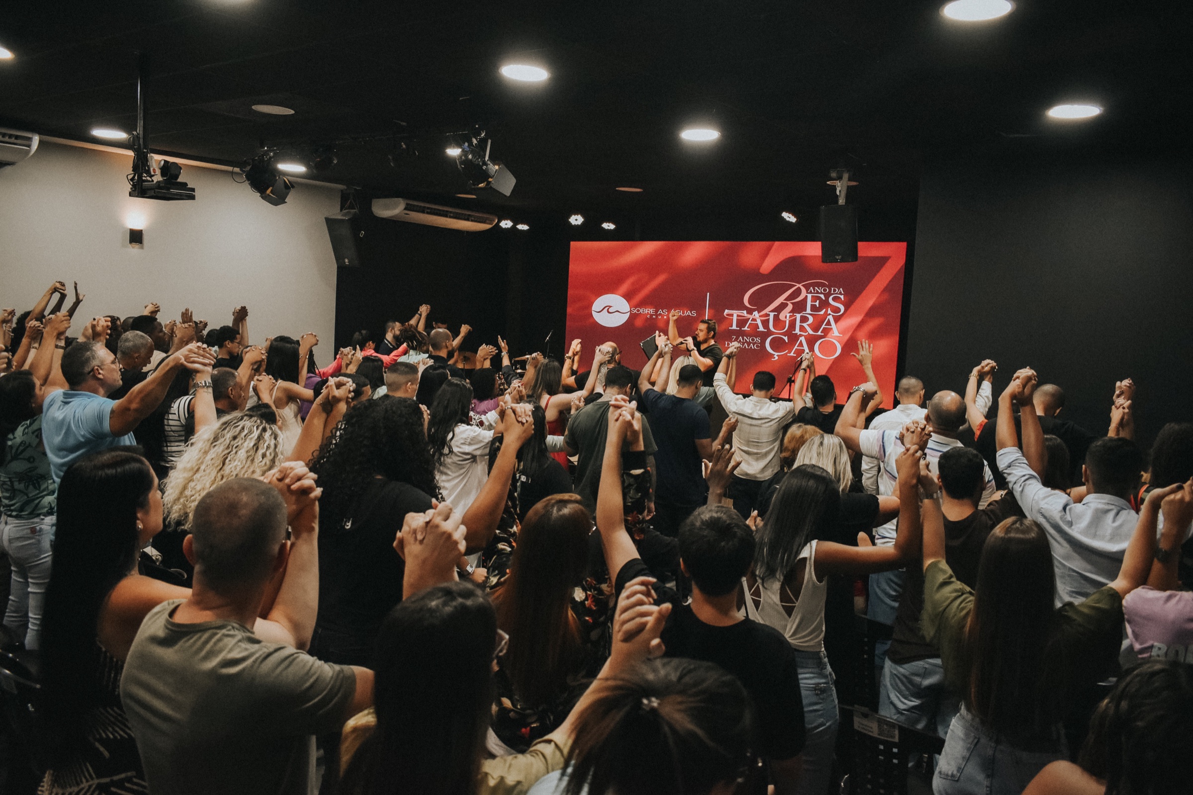 Comunidade reunida depois da reconstrução